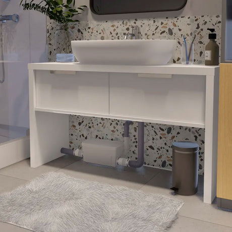 Pompe de relevage Sanidouche+ SFA pour receveur de douche, vue montrant le dispositif compact et connecté.