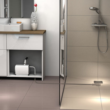 Pompe de relevage SFA Sanifloor+ avec bonde Ø90 pour receveurs extra-plats, vue de face.