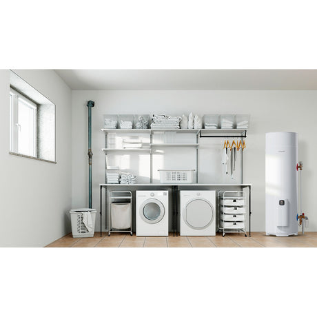 Chauffe-eau Atlantic blanc, ballon d'eau chaude vertical dans une buanderie moderne.