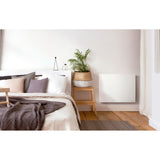 Radiateur Atlantic blanc dans une chambre minimaliste, chauffage mural moderne.