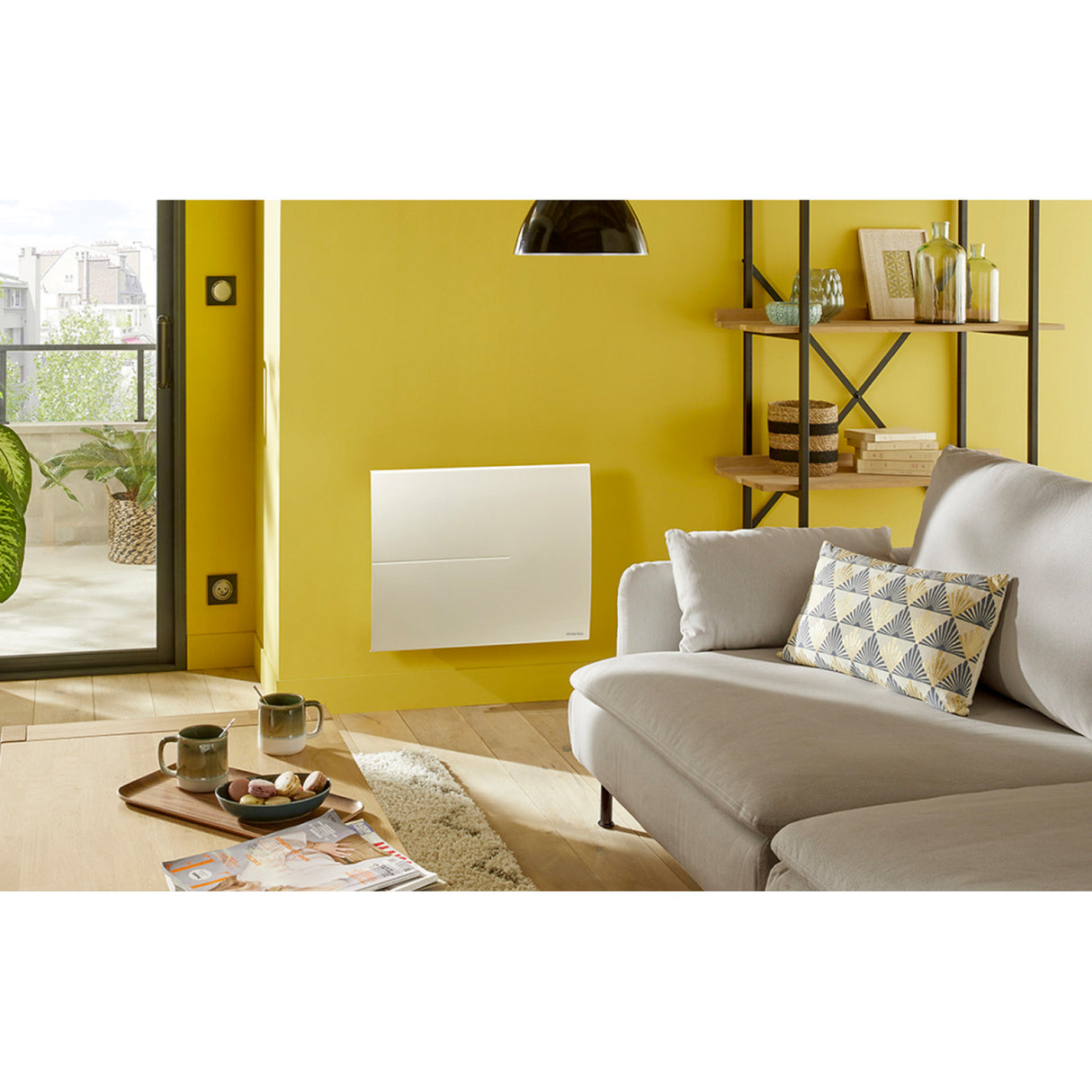 Radiateur Atlantic blanc électrique mural dans un salon moderne jaune