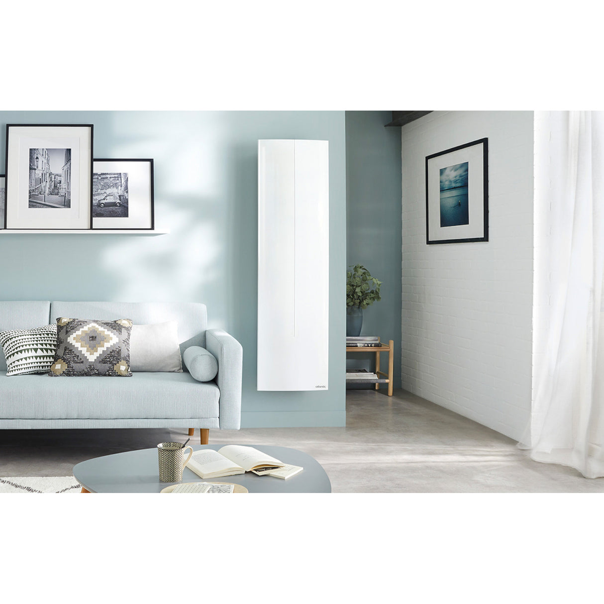 Radiateur vertical Atlantic blanc, chauffage mural, design moderne dans salon