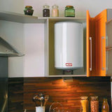 Chauffe-eau Ariston blanc, électrique, installé dans une cuisine moderne