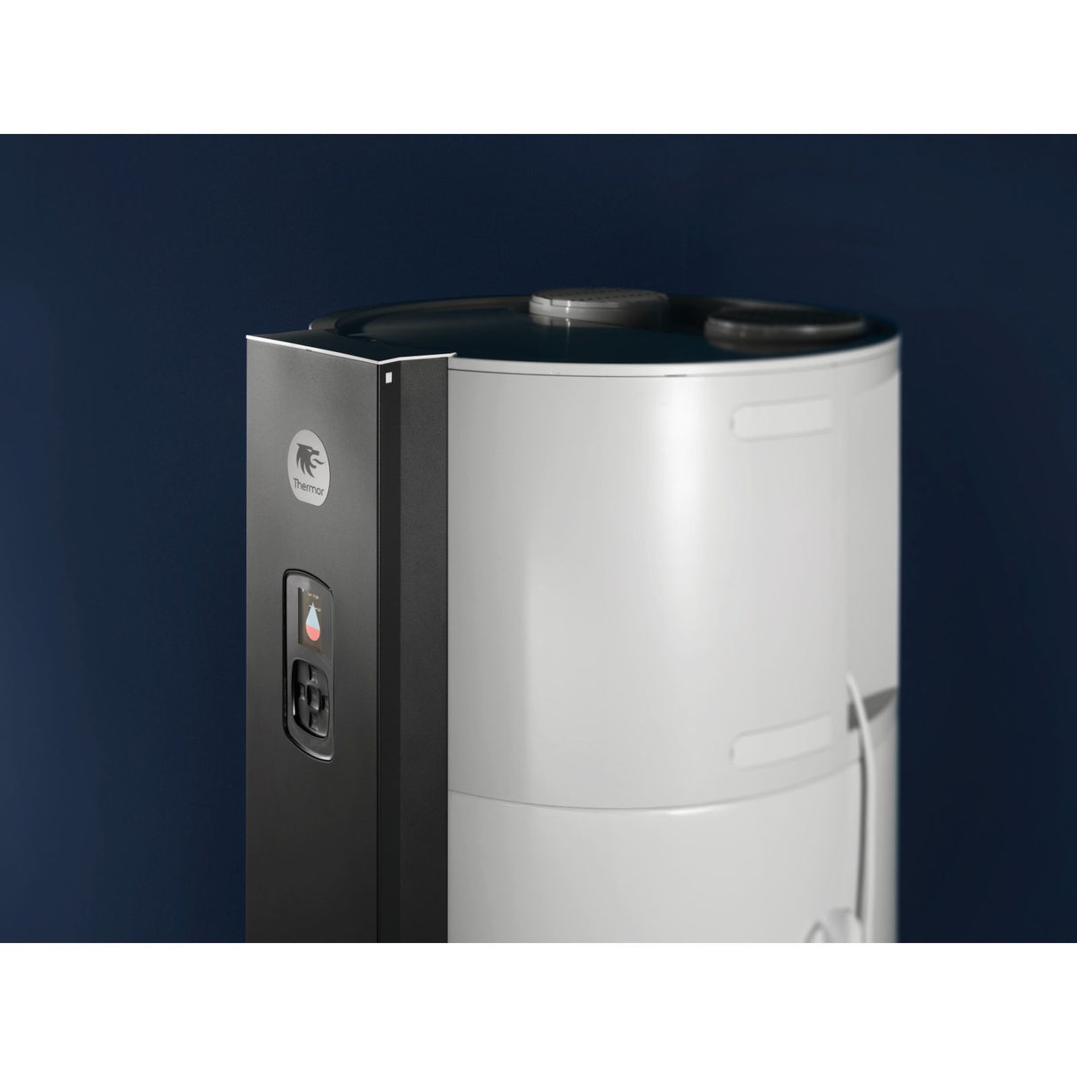 THERMOR Chauffe-eau thermodynamique AEROMAX 6 vertical sur socle blanc