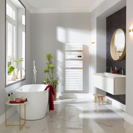 Radiateur sèche-serviettes Atlantic, blanc, dans une salle de bain moderne lumineuse