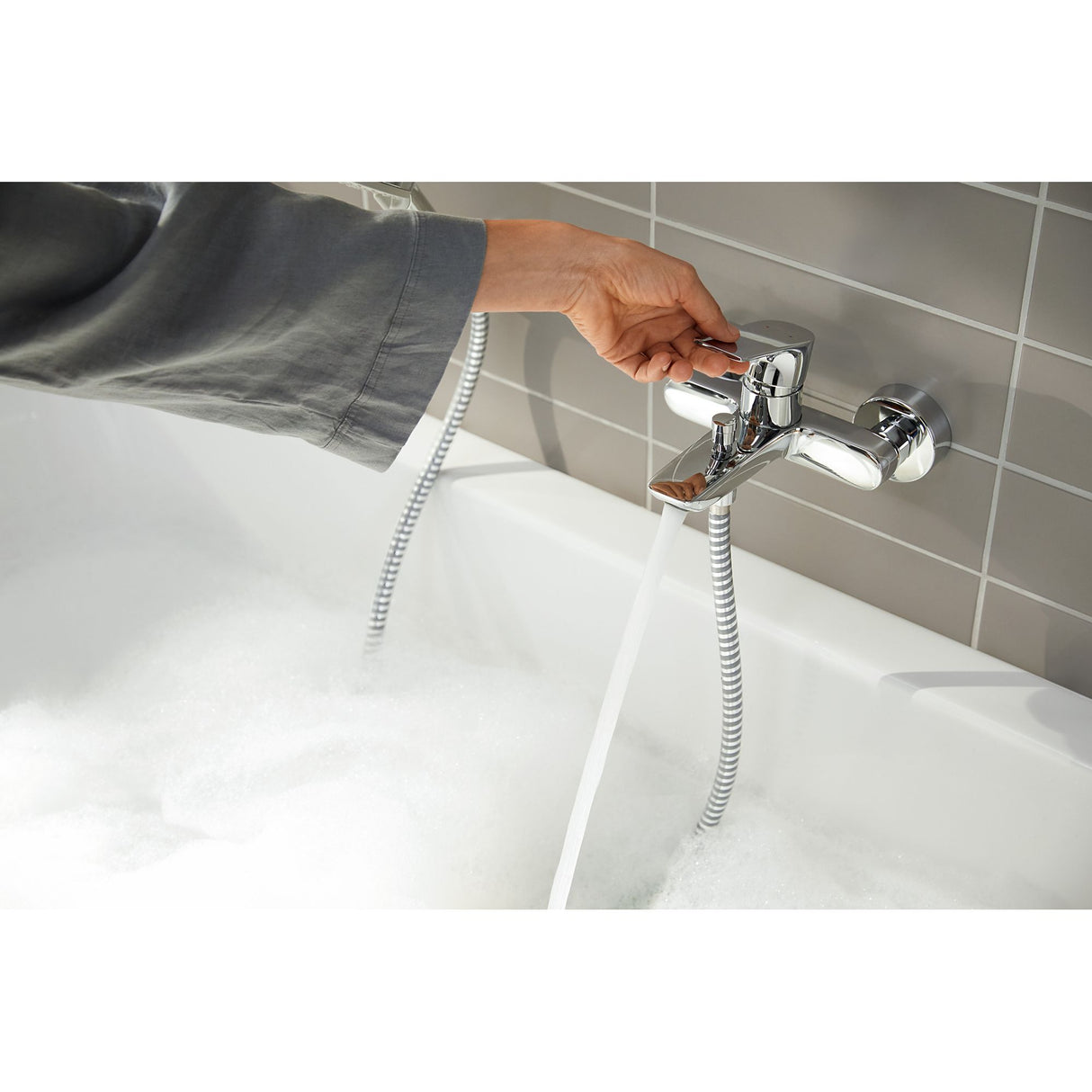 Mitigeur de baignoire Grohe, robinet chromé, installé sur carrelage gris