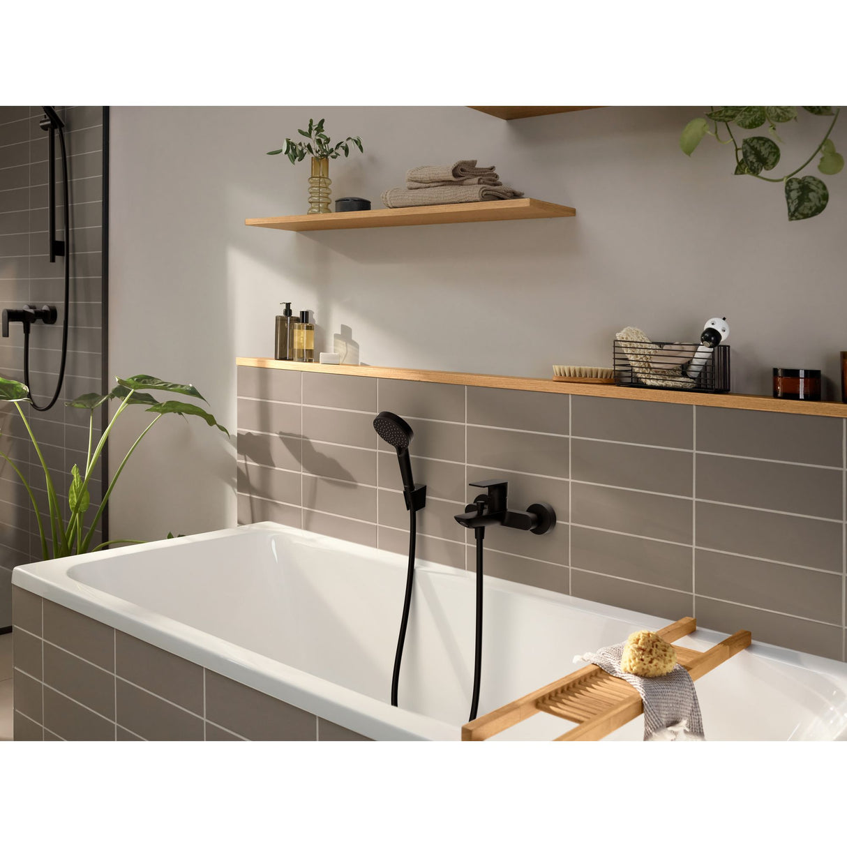 Robinetterie Grohe, ensemble baignoire noir, salle de bain moderne avec carrelage gris.
