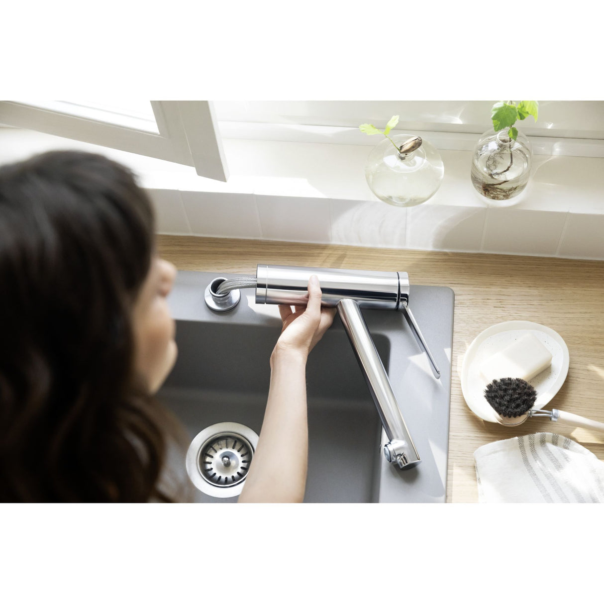 HANSGROHE Mitigeur de cuisine 160 1 jet Zesis M33 installation devant une fenêtre
