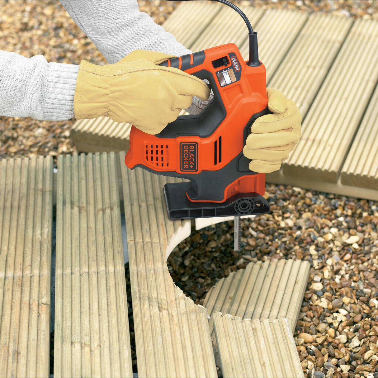 Scie sauteuse Black+Decker, outil électroportatif orange et noir, coupe de planches en bois.