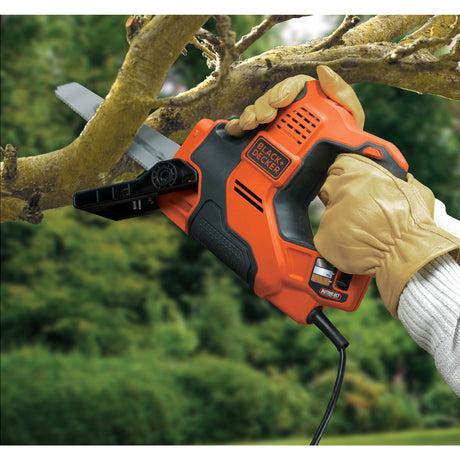 Scie électrique Black+Decker, scie sabre, couleur orange et noire, en utilisation extérieure