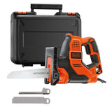 Scie électrique BLACK+DECKER orange et noire avec mallette, lame et accessoires.