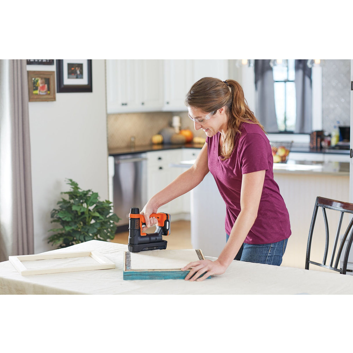 BLACK+DECKER Agrafeuse-Cloueuse sans fil - Chargeur de 80 agrafes (sans batterie) BDCT12N-XJ