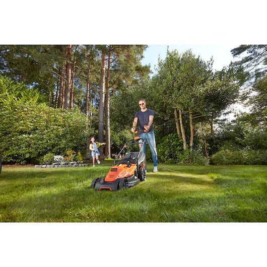 Tondeuse filaire BLACK+DECKER EASYSTEER avec lame de 42 cm et moteur 1800 W pour coupe facile et efficace.