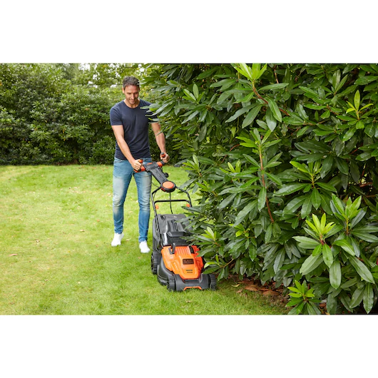 Tondeuse électrique BLACK+DECKER avec lame de 42 cm, moteur de 1800 W, modèle BEMW481ES-QS, pour l'entretien du jardin