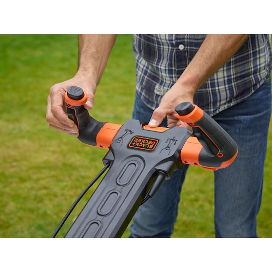Tondeuse BLACK+DECKER filaire de 42 cm avec moteur 1800 W, design ergonomique et lame de coupe large.