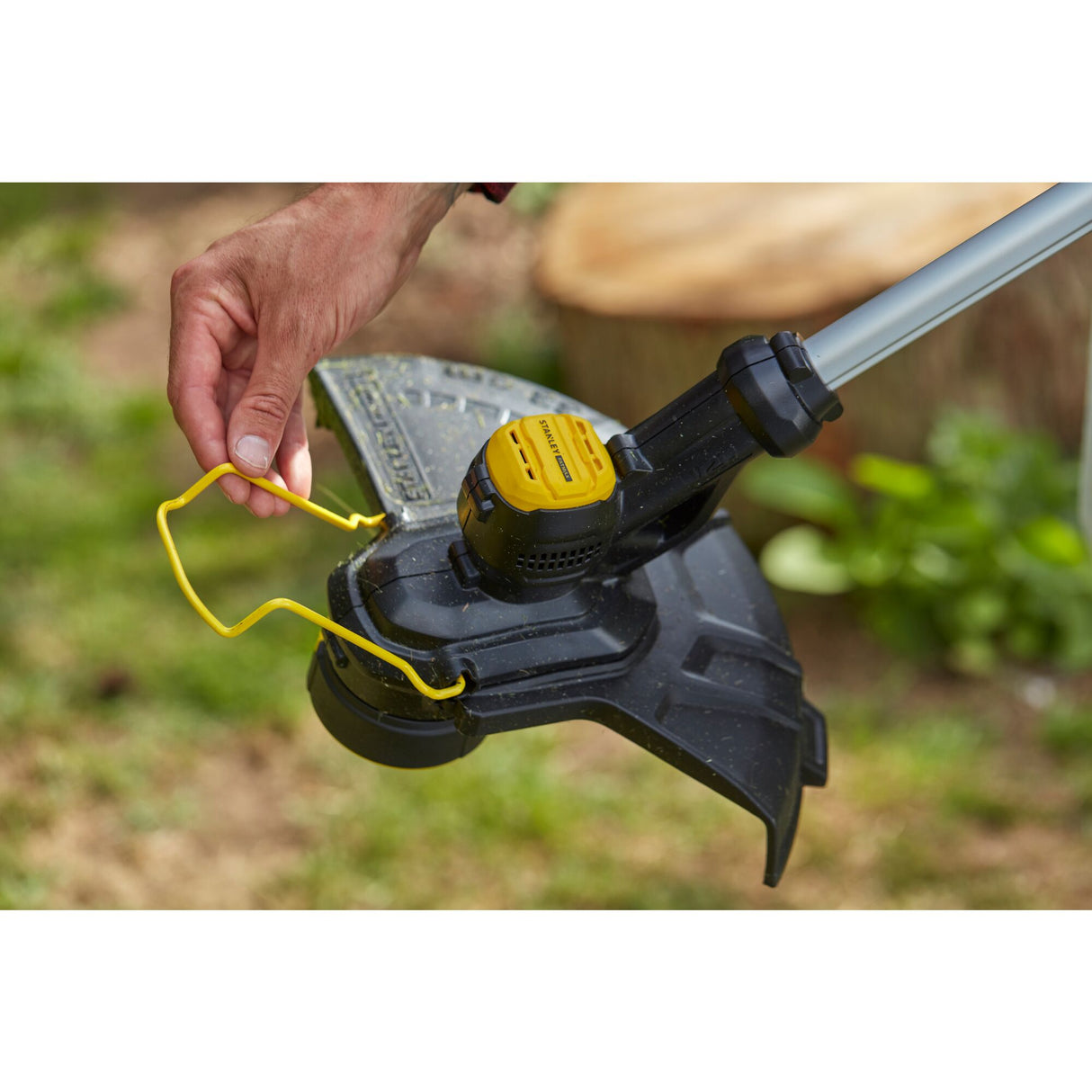 STANLEY FATMAX Coupe-bordures sans fil 18V 33cm batterie 4Ah et chargeur V20 SFMCST933M1-QW