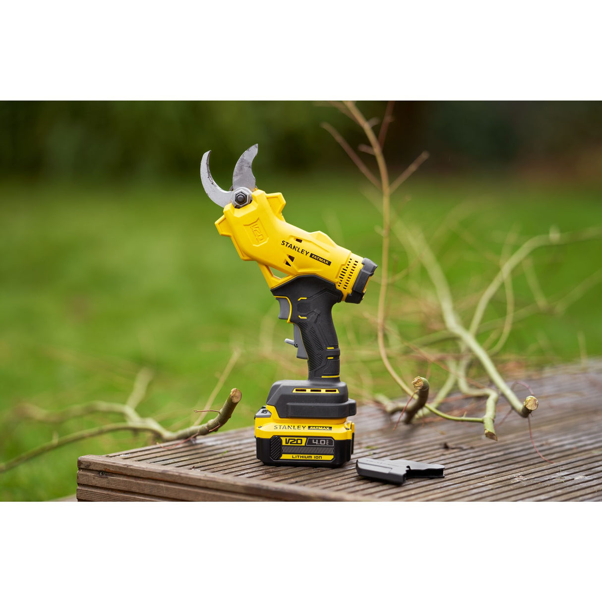 STANLEY FATMAX Sécateur sans fil 18V batterie 4Ah et chargeur V20 SFMCPP32M1-QW