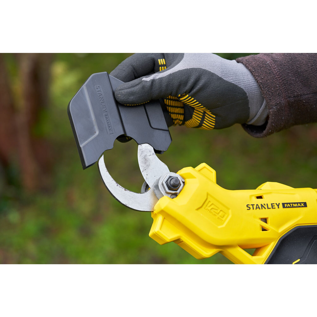 STANLEY FATMAX Sécateur sans fil 18V batterie 4Ah et chargeur V20 SFMCPP32M1-QW