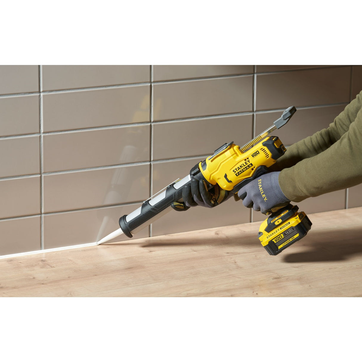 STANLEY FATMAX Pistolet à mastic sans fil 18V sans batterie V20 SFMCE600B-XJ