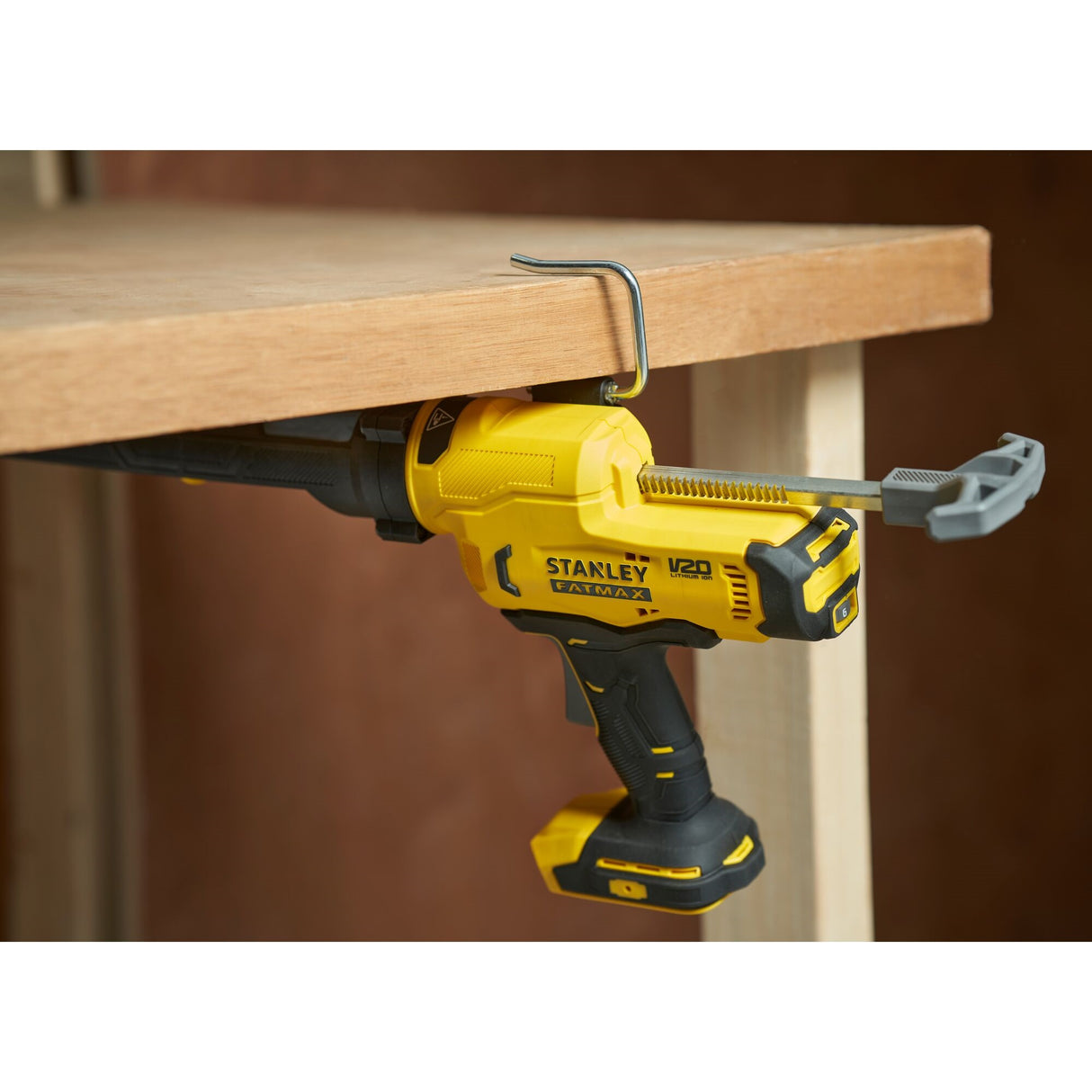 STANLEY FATMAX Pistolet à mastic sans fil 18V sans batterie V20 SFMCE600B-XJ
