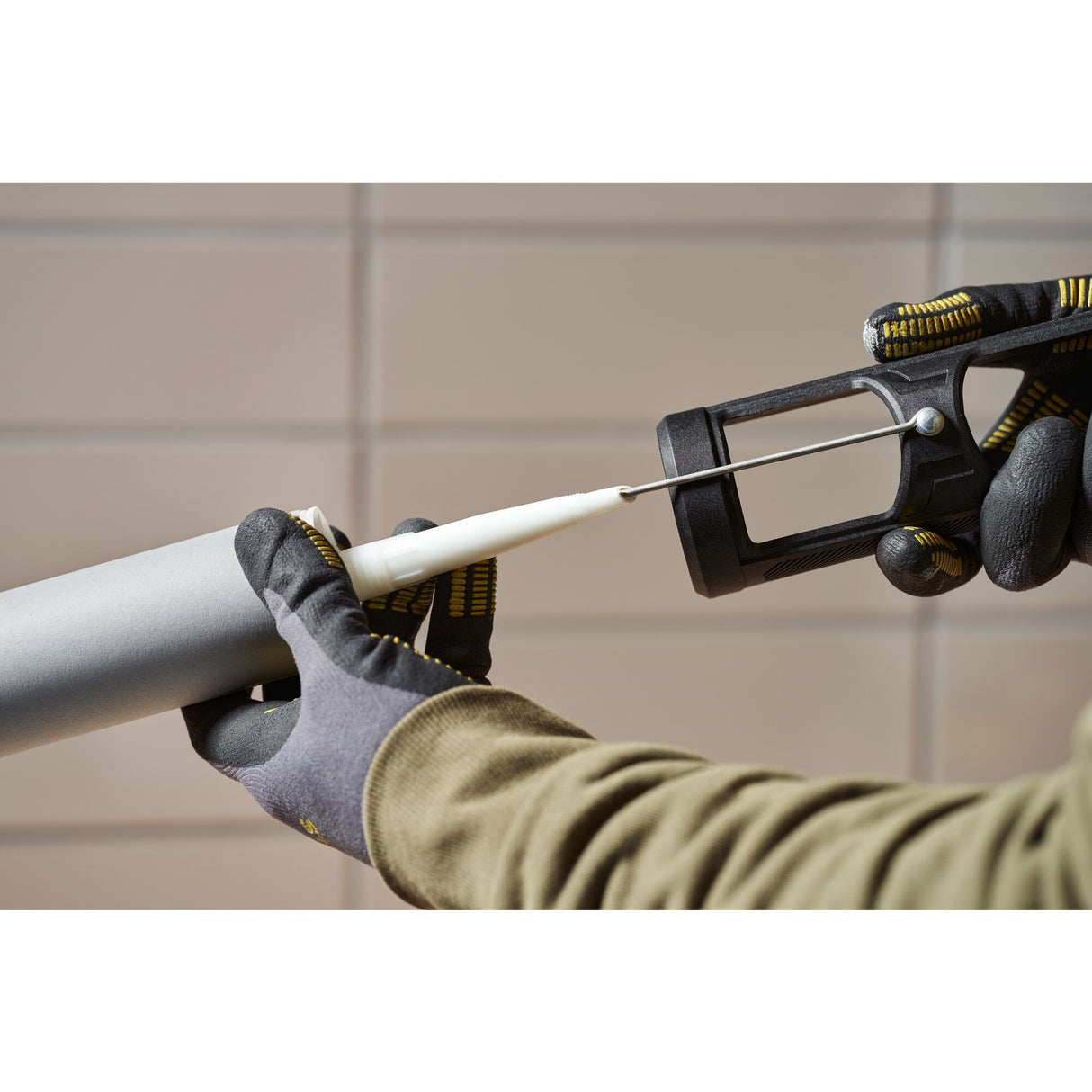 STANLEY FATMAX Pistolet à mastic sans fil 18V sans batterie V20 SFMCE600B-XJ