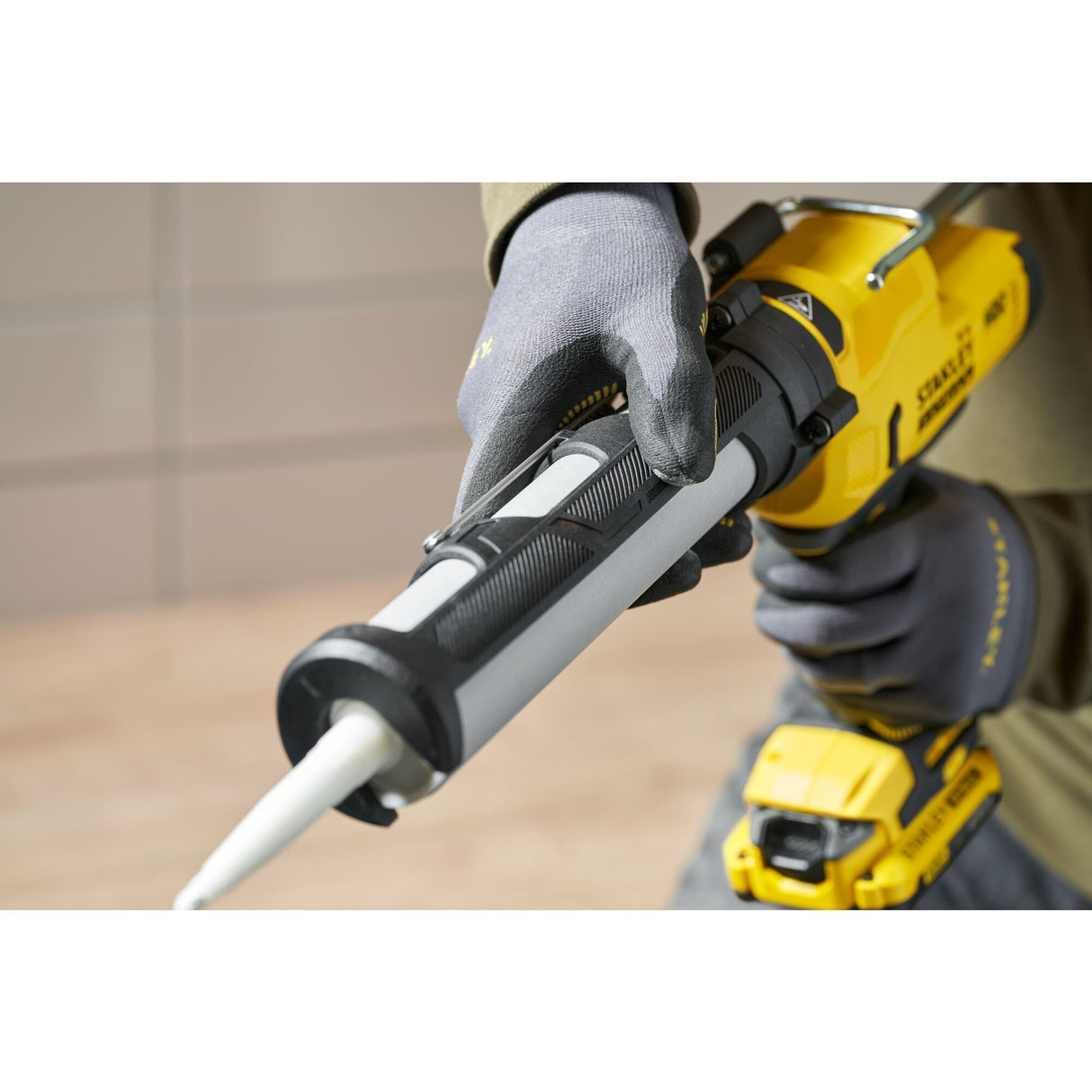 STANLEY FATMAX Pistolet à mastic sans fil 18V sans batterie V20 SFMCE600B-XJ