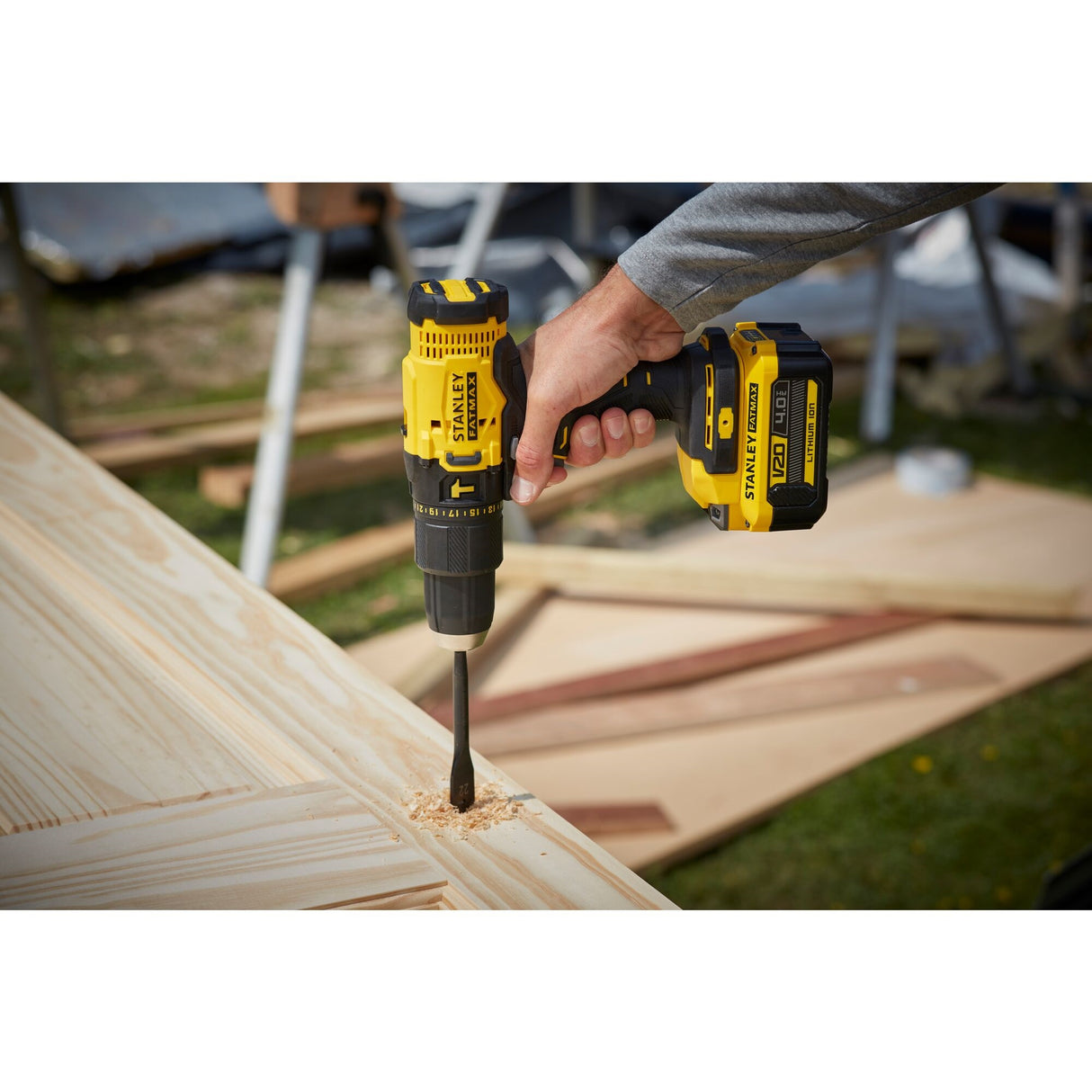Perceuse visseuse sans fil Stanley, outil électroportatif jaune et noir en action sur du bois