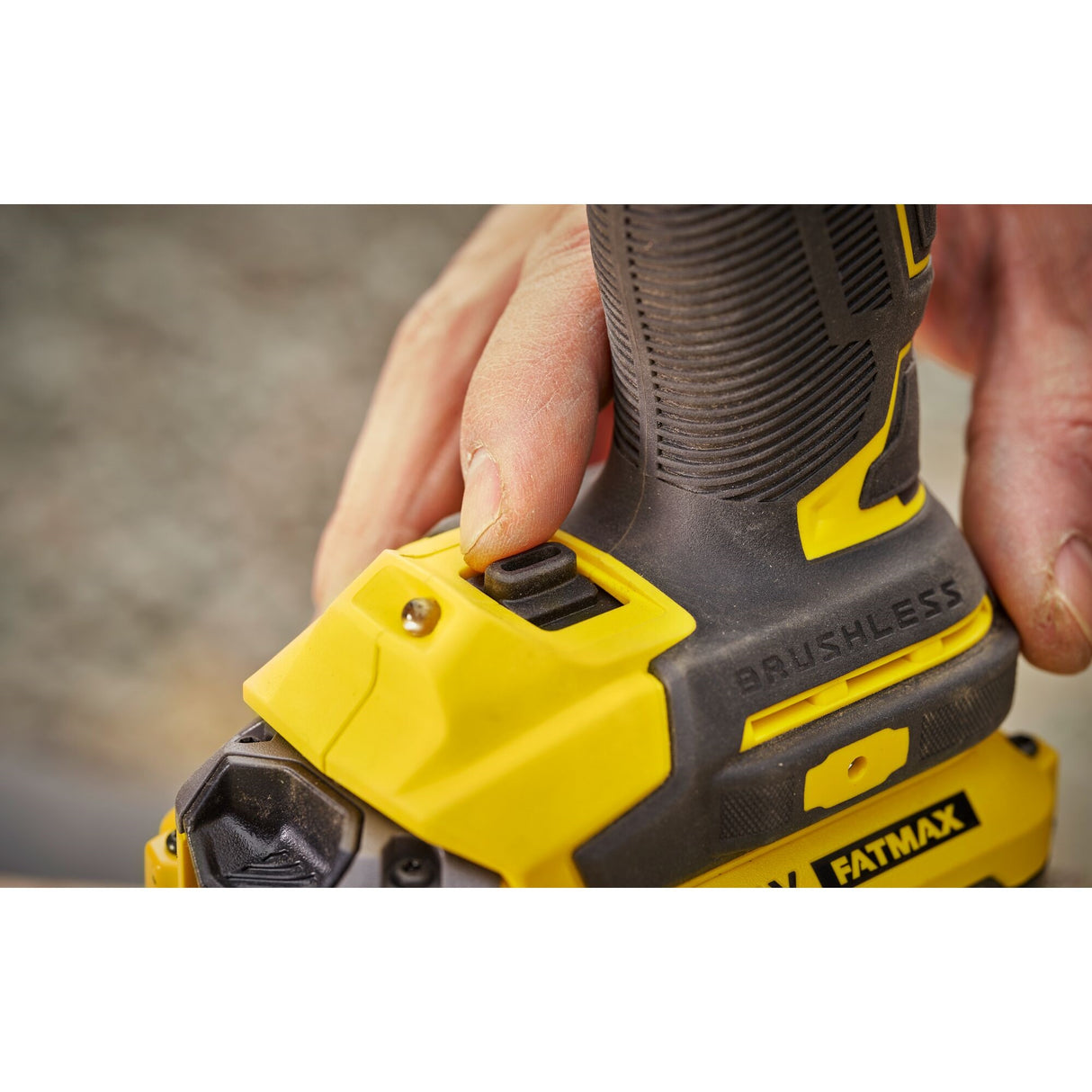 STANLEY FATMAX Boulonneuse à chocs sans fil 1/2" 370 Nm 18V sans batterie V20 SFMCF920B-XJ