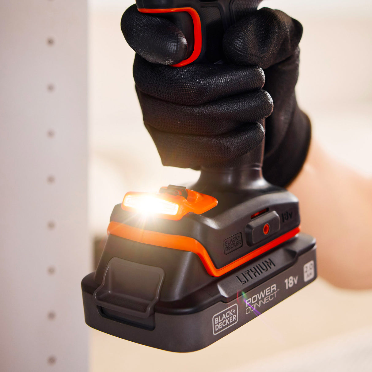 BLACK+DECKER Perceuse Visseuse Éco-Responsable 18V Brushless - 2 Batteries 2Ah – En Mallette - BCD382D2XK-QW