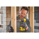 Perceuse-visseuse Stanley, outil électroportatif jaune, utilisée sur un chantier.