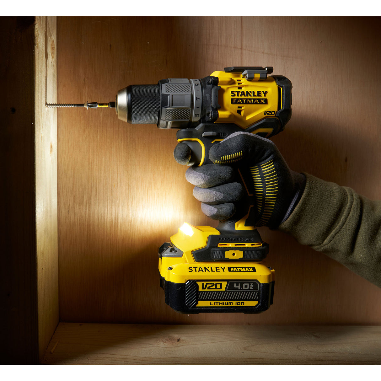 Perceuse sans fil Stanley Fatmax jaune et noire en action sur bois