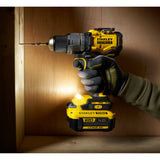 Perceuse sans fil Stanley Fatmax jaune et noire en action sur bois