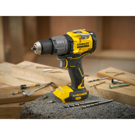 Perceuse-visseuse Stanley Fatmax, outil électroportatif jaune et noir, sur établi.