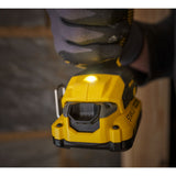 Perceuse Stanley, outil électroportatif jaune, vue en main avec LED allumée.