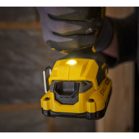 Perceuse Stanley, outil électroportatif jaune, vue en main avec LED allumée.