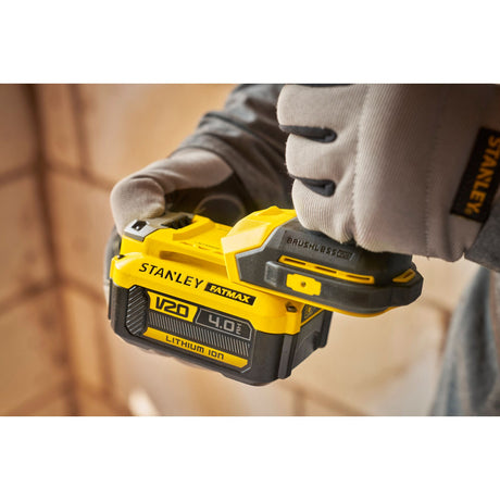 Perceuse sans fil Stanley Fatmax, couleur jaune et noire, en utilisation