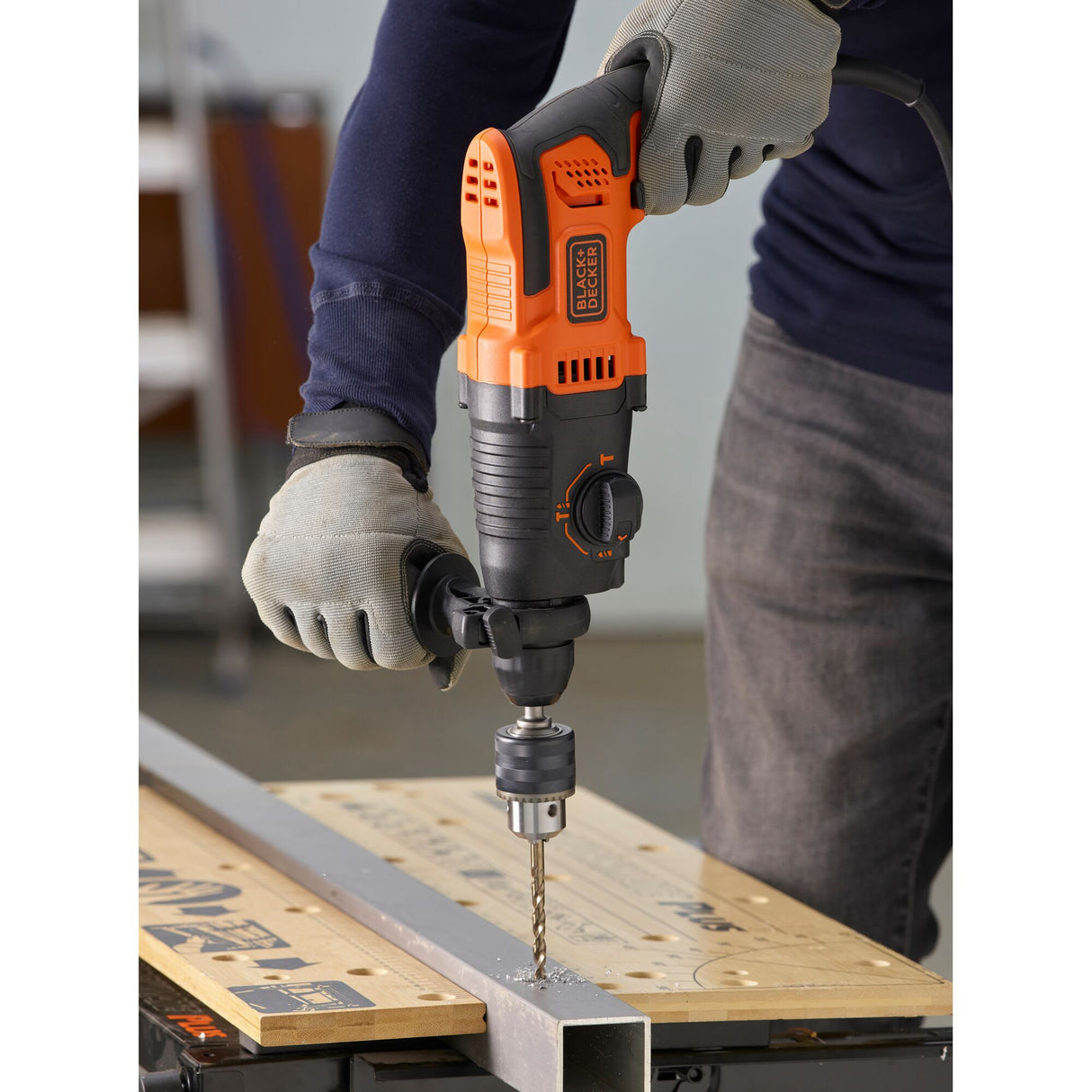 Perceuse filaire Black+Decker, outil électroportatif, couleur orange et noire, en action