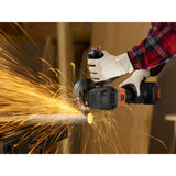 Meuleuse sans fil Black+Decker orange et noire, outil électroportatif en action, étincelles visibles