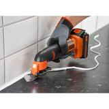 Outil multifonction Black+Decker, coupeur électrique orange et noir, utilisé pour enlever du joint.