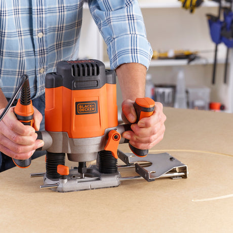 Défonceuse Black+Decker orange et noire, outil électroportatif pour bois.