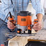 Défonceuse électrique Black+Decker, outillage orange et noir, utilisée sur bois