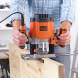 Défonceuse Black+Decker, outil électroportatif orange et noir, pour le bois