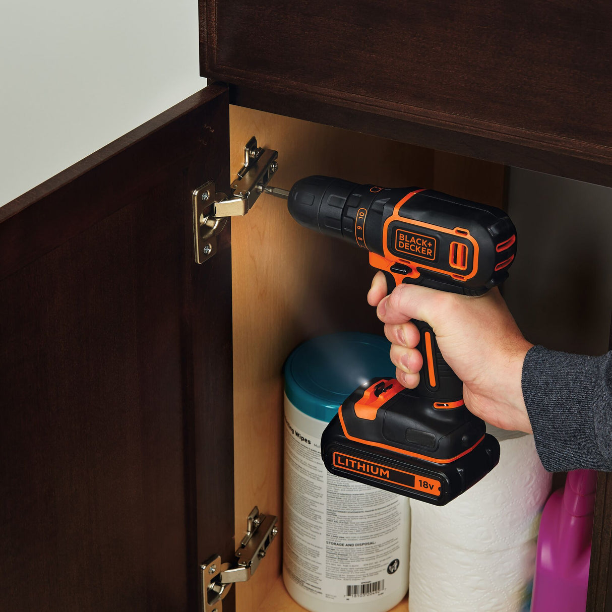 Perceuse visseuse BLACK+DECKER, outil électroportatif, couleur noire et orange.