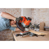 Scie à onglet Black+Decker orange pour bois, utilisée par un homme en atelier