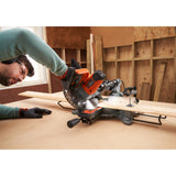 Scie à onglet Black+Decker, outil électroportatif, couleur orange et noire, en action