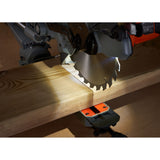 Scie à onglet Stanley argentée et orange découpant une planche de bois, outil électroportatif.