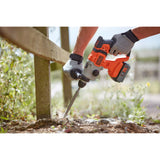 Marteau perforateur Black+Decker sans fil, couleur orange et noir, utilisé en extérieur