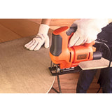 Scie sauteuse Black+Decker orange, outil électroportatif, coupe du bois.