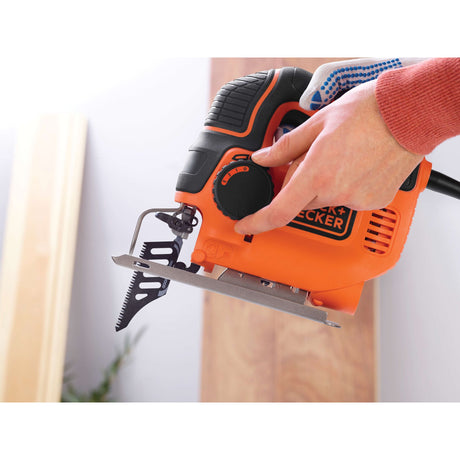 Scie sauteuse Black & Decker orange, outillage électroportatif, utilisée à la main