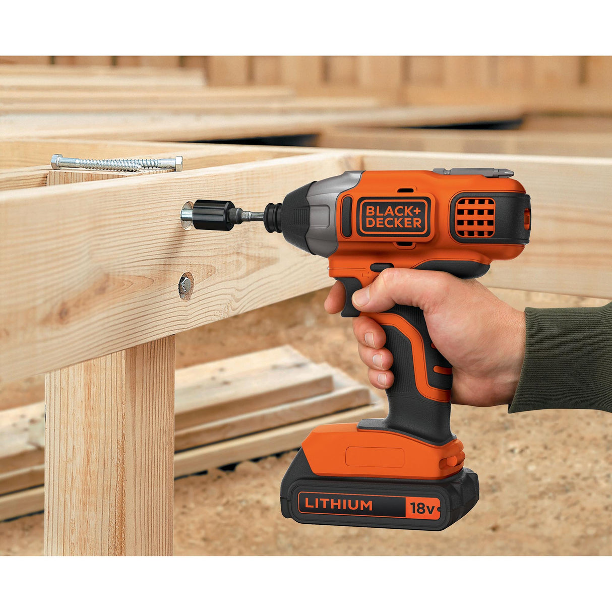 Perceuse-visseuse Black+Decker, outillage électroportatif orange et noir, 18V.